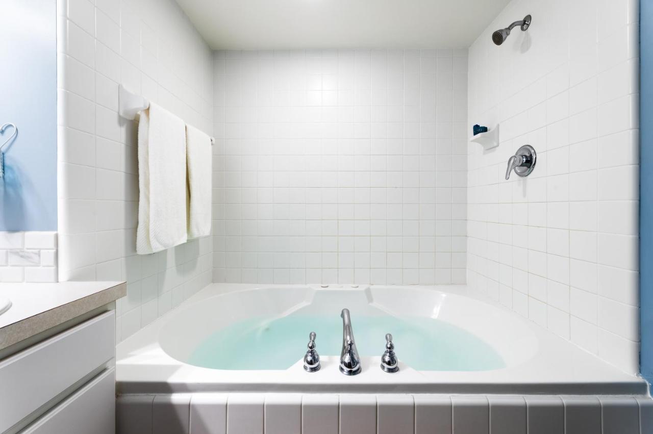 Looking Glass Beachfront Inn Grand Haven Extérieur photo