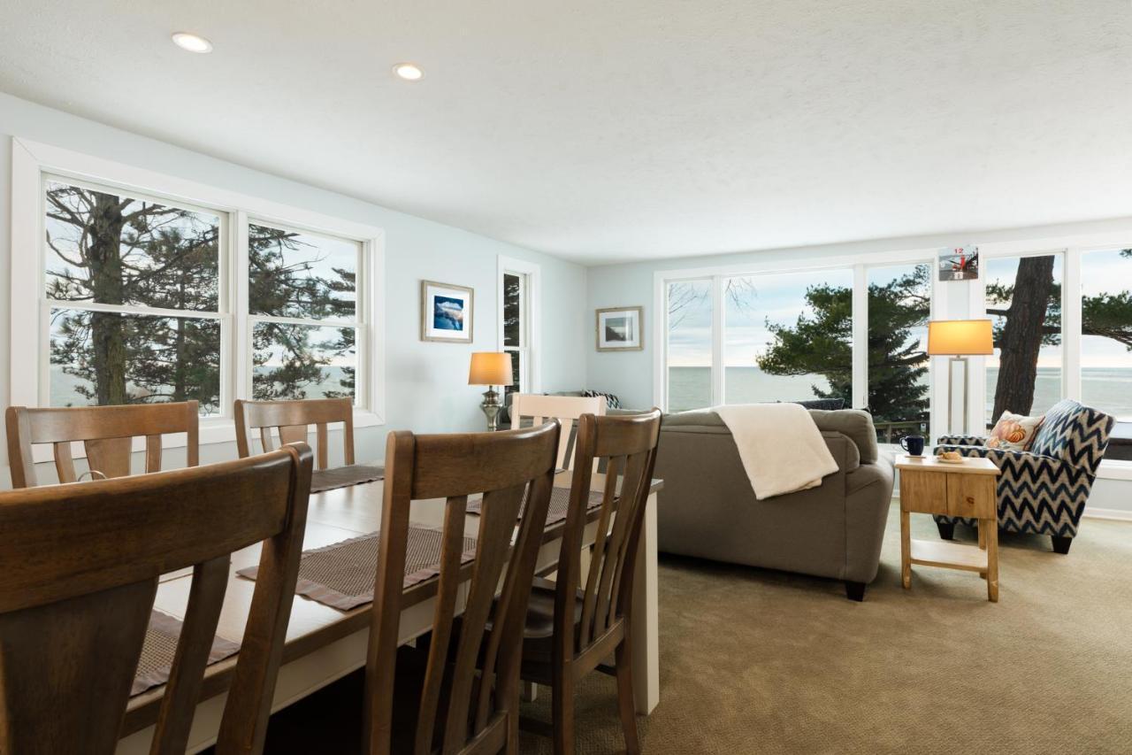 Looking Glass Beachfront Inn Grand Haven Extérieur photo