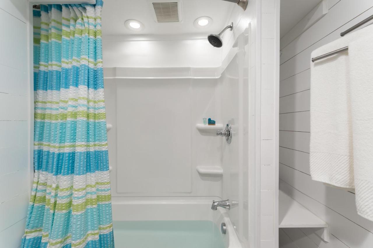 Looking Glass Beachfront Inn Grand Haven Extérieur photo