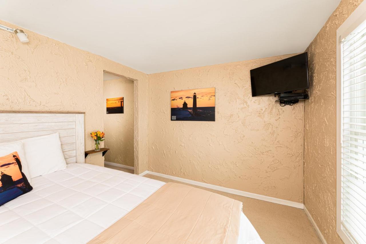 Looking Glass Beachfront Inn Grand Haven Extérieur photo